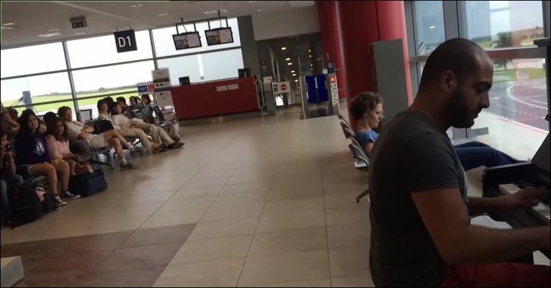 На пианино в аэропорту