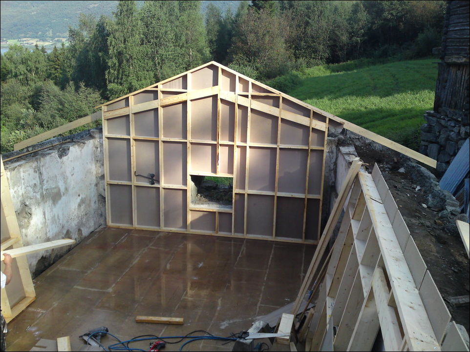 Переделка сарая в бильярдную комнату