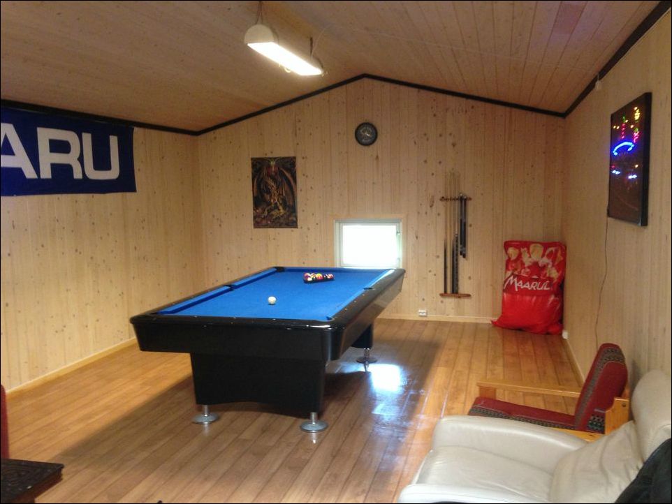 Переделка сарая в бильярдную комнату