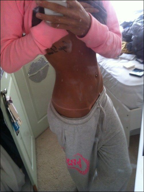 девушки с линиями загара