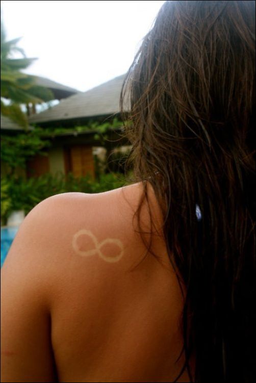 девушки с линиями загара