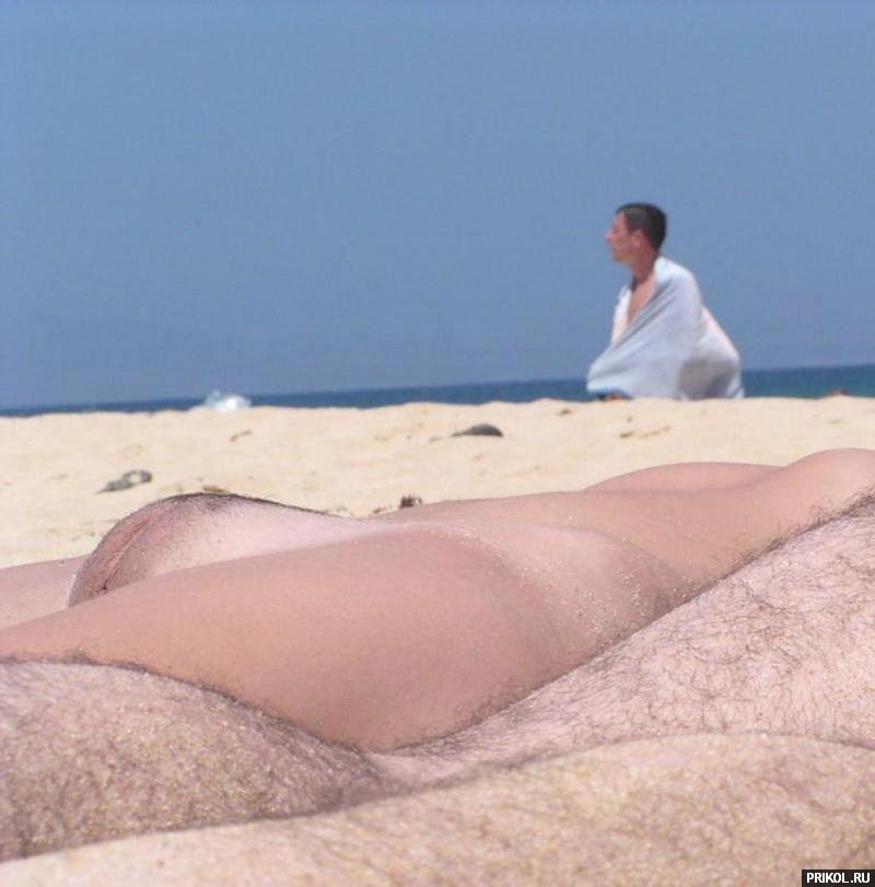 girls-topless-on-the-beach-13