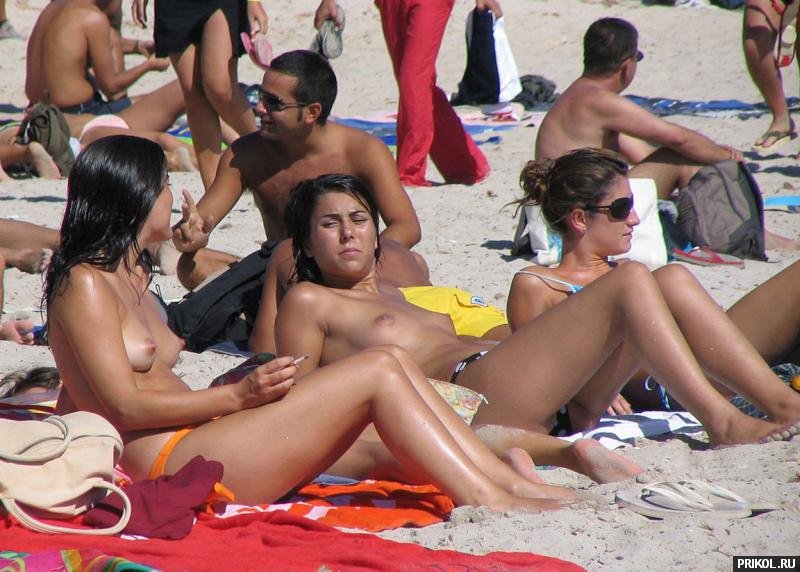 girls-topless-on-the-beach-56