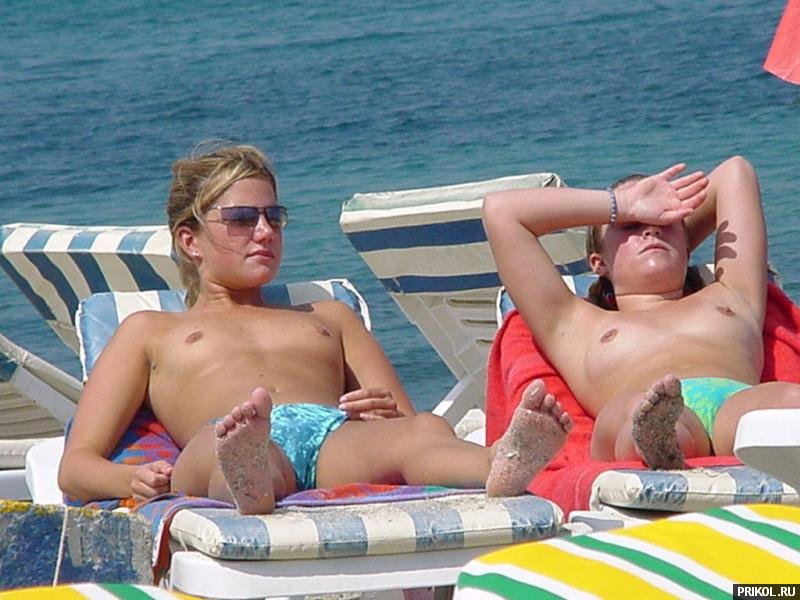 girls-topless-on-the-beach-74