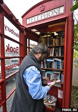 phone-booth-library-02