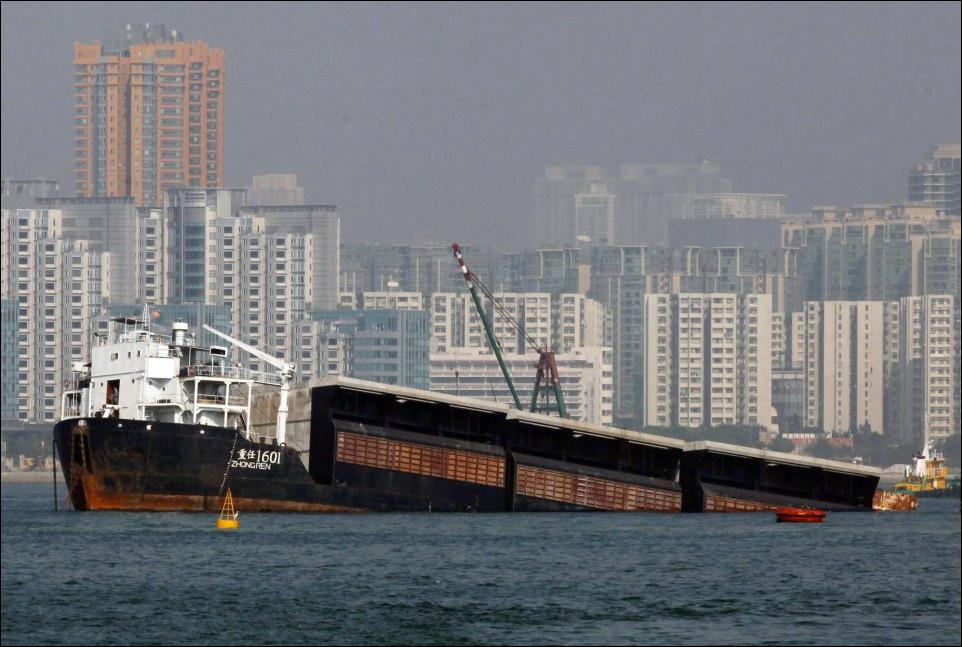 баржа застряла. тонущая баржа. баржа тонет. контейнеровоз тонет. баржа сухогруз на 1000 тн.