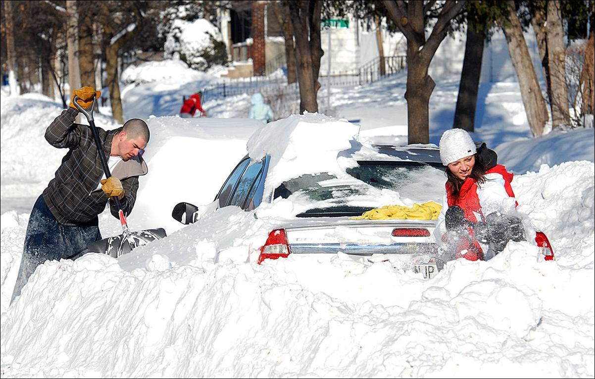 нужно больше снега. огромные сугробы. машина в сугробе. автомобиль в сугробе. нужно больше снега.