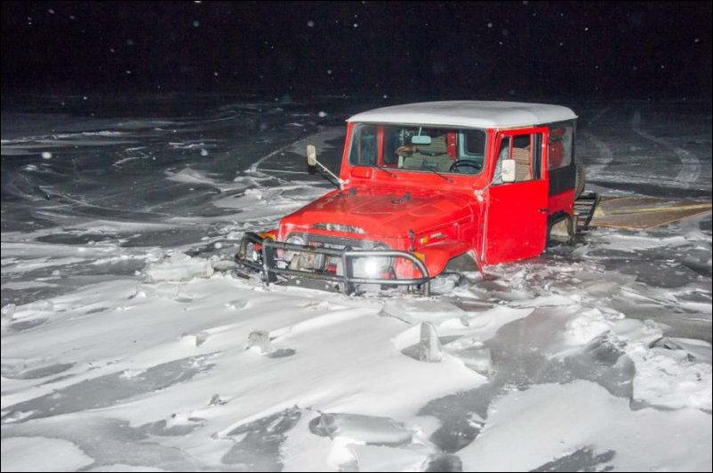 Машина провалилась под лед