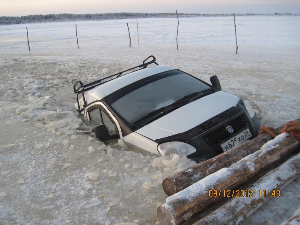 Газель провалилась под лед