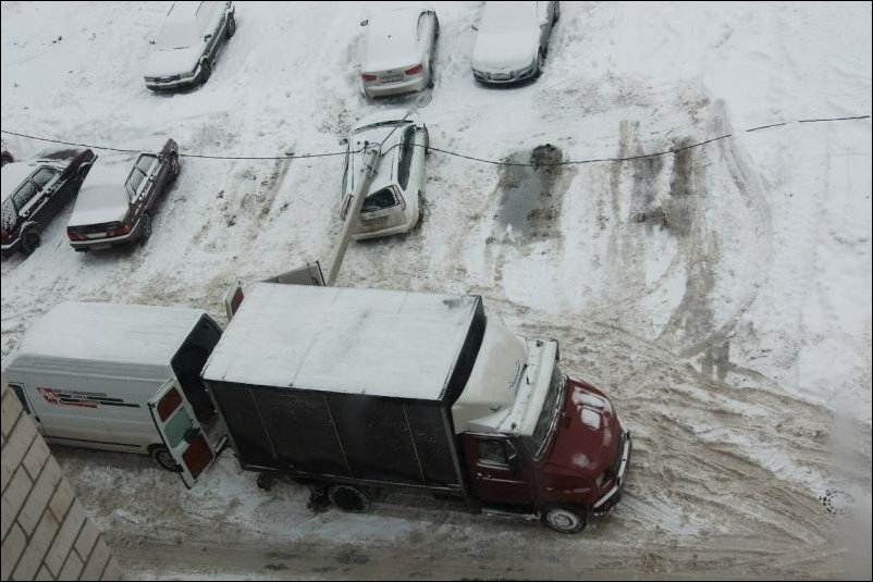 Столб упал на Форд