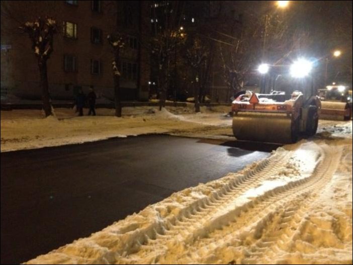 В Кирове асфальт кладут в снег