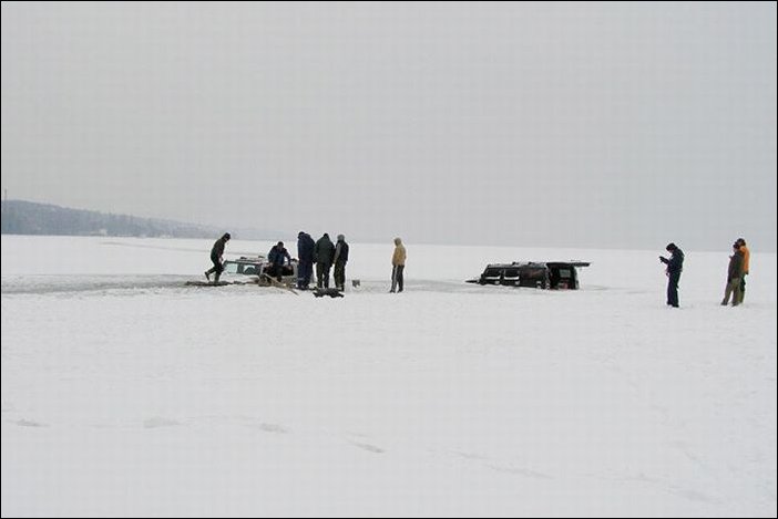 Два хаммера провалились под лед озера