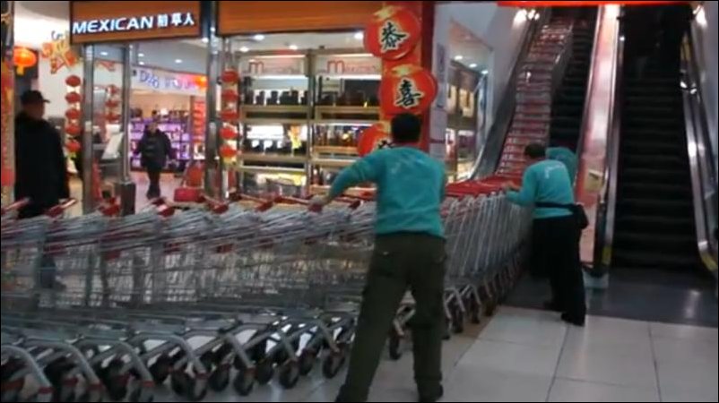 транспортировка тележек в супермаркете китайского города Харбин