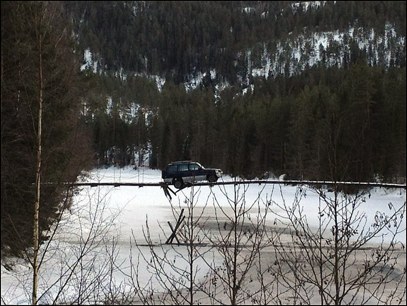 Застрял на подвесном мосту