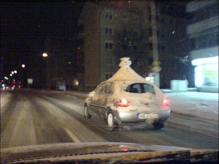 Снеговик на крыше автомобиля