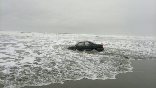 Женщина на Лексусе заехала в океан