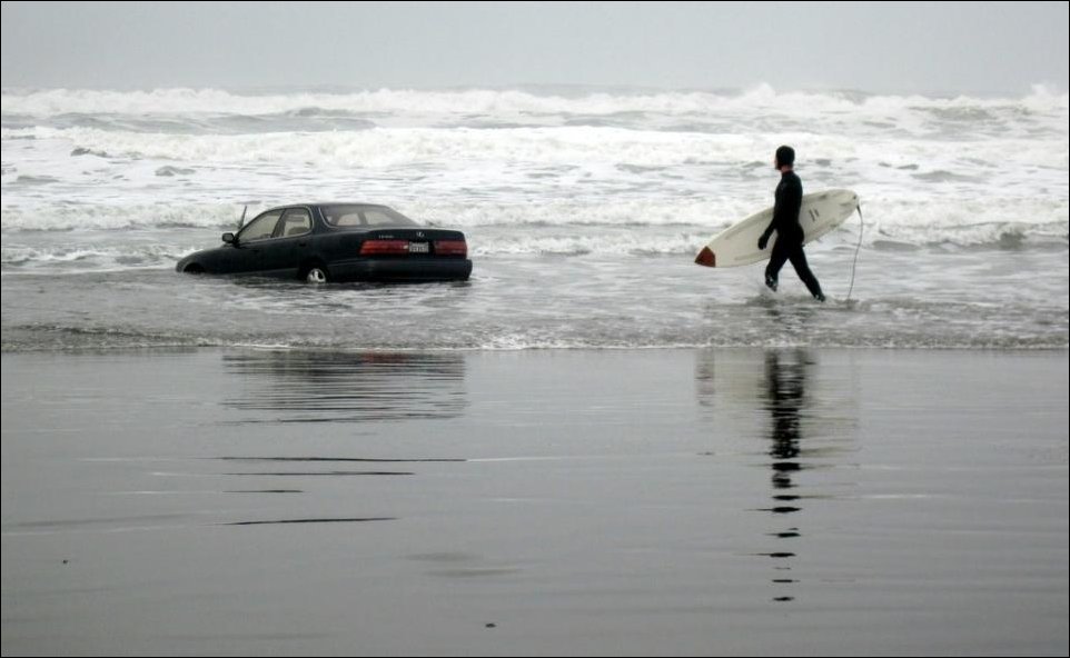 Женщина на Лексусе заехала в океан