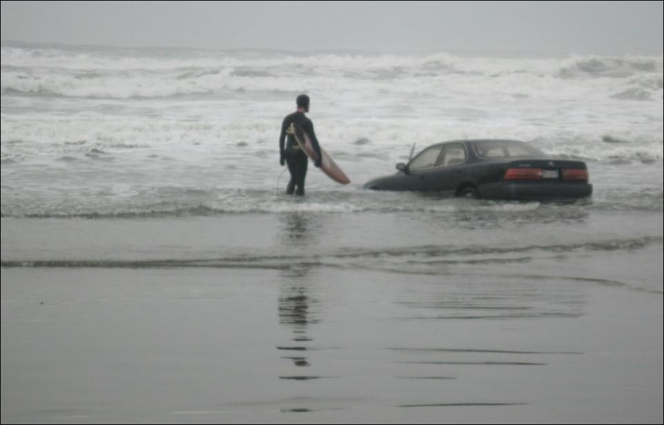 Женщина на Лексусе заехала в океан