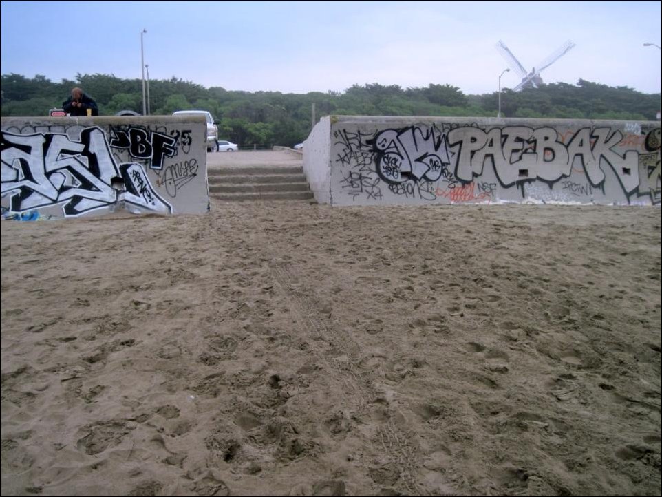 Женщина на Лексусе заехала в океан