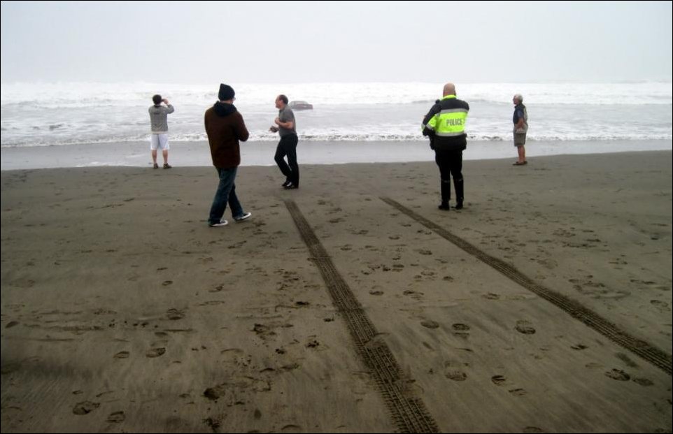 Женщина на Лексусе заехала в океан