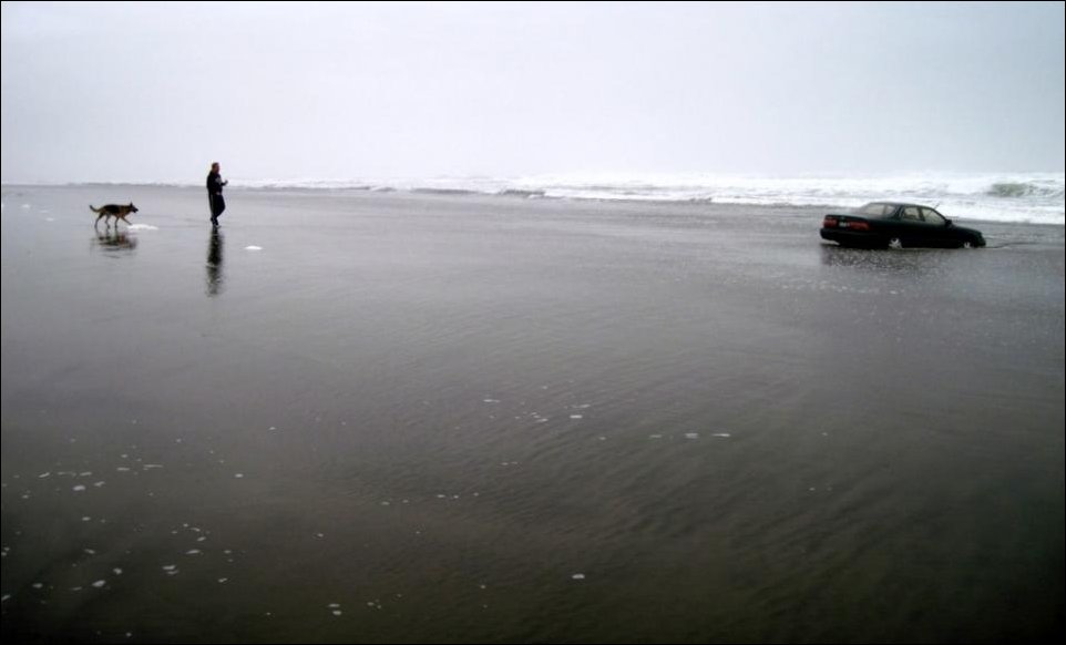 Женщина на Лексусе заехала в океан