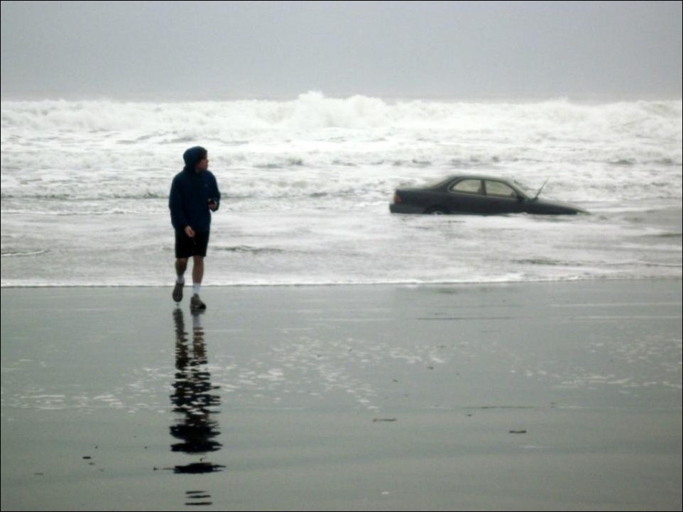 Женщина на Лексусе заехала в океан
