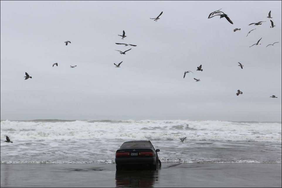 Женщина на Лексусе заехала в океан