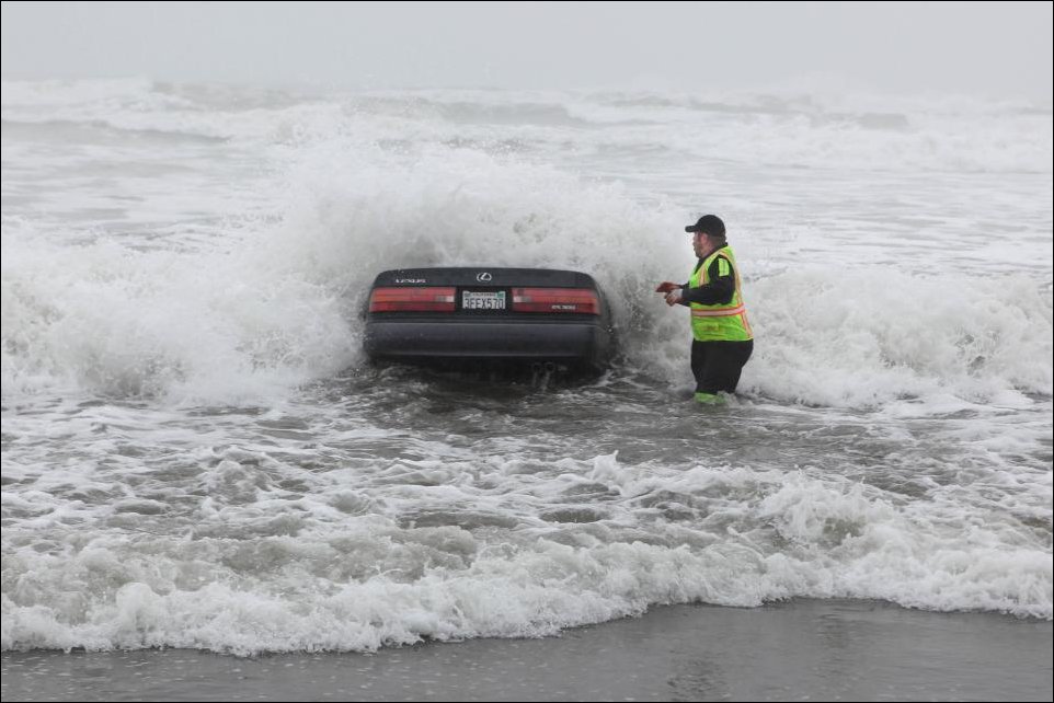 Женщина на Лексусе заехала в океан