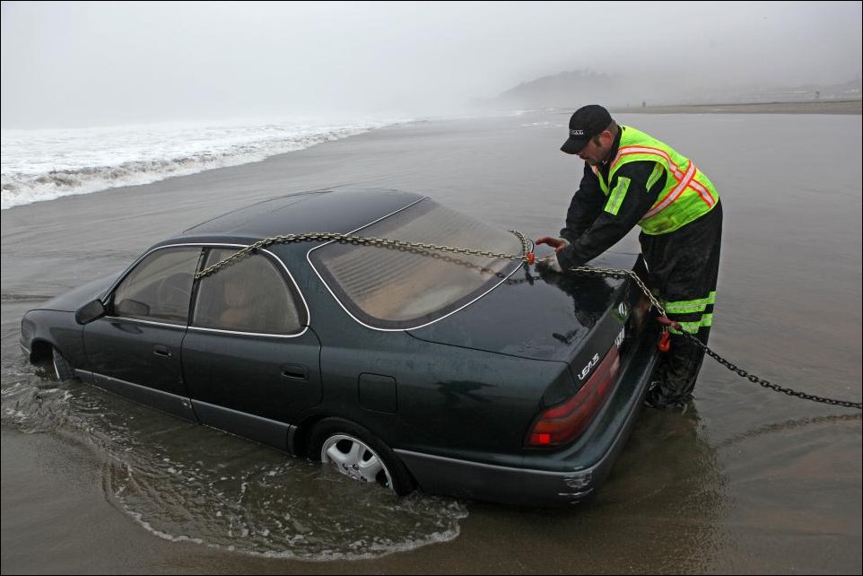 Женщина на Лексусе заехала в океан