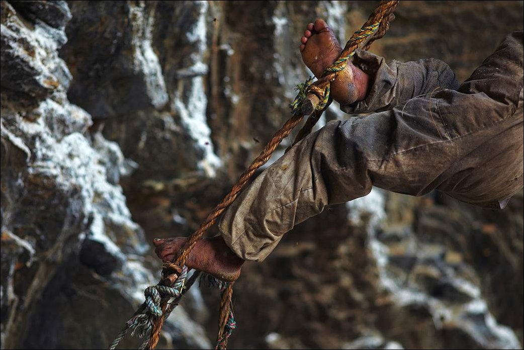 Охота за диким медом в Непале