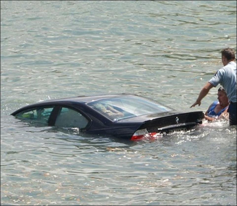 Машины падают в воду. Машина тонет. Машина в воде утонула. Машины которые тонут.