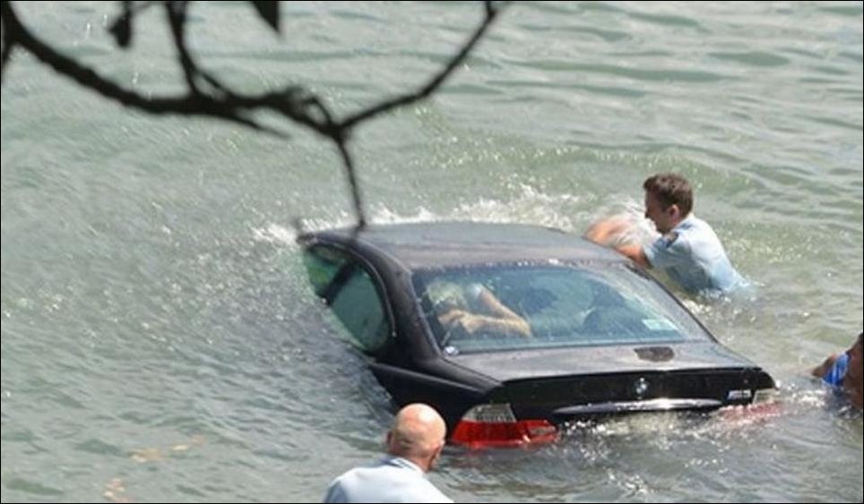 Машины падают в воду. Автомобиль попал в воду. Машина падает в воду. Утопленная машина. Падение автомобиля в воду.
