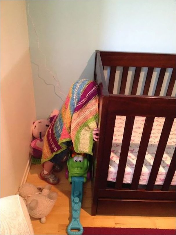 Дети играют в прятки