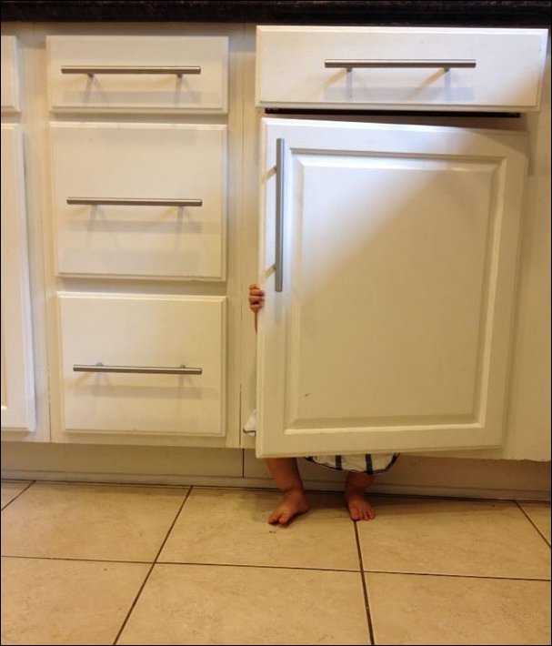 Дети играют в прятки