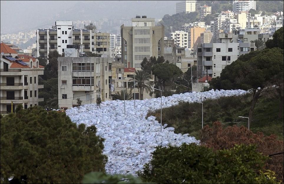 горы мусора в Бейруте