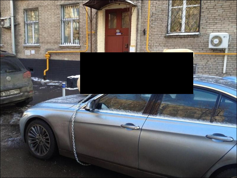 Блогеру KermlinRussia украсили машину