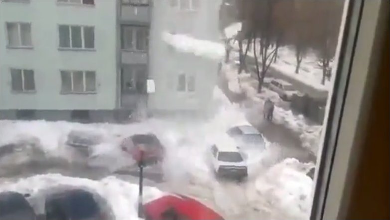 Снег с крыши упал на машины