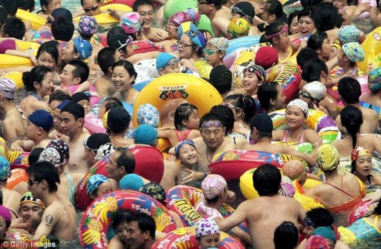 china-pool-crowd-02