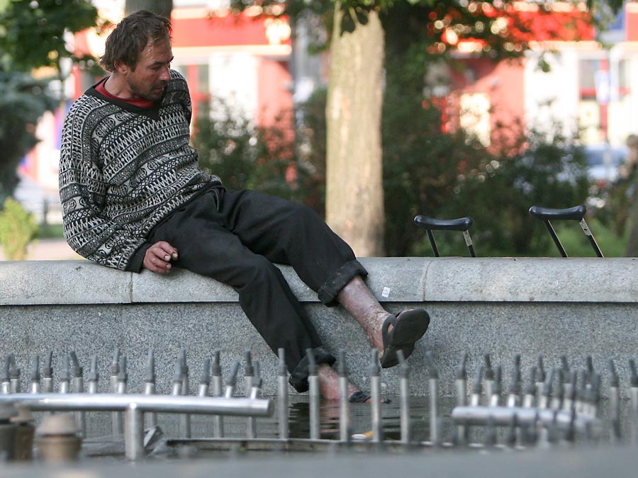 dont-swim-in-fountain-03