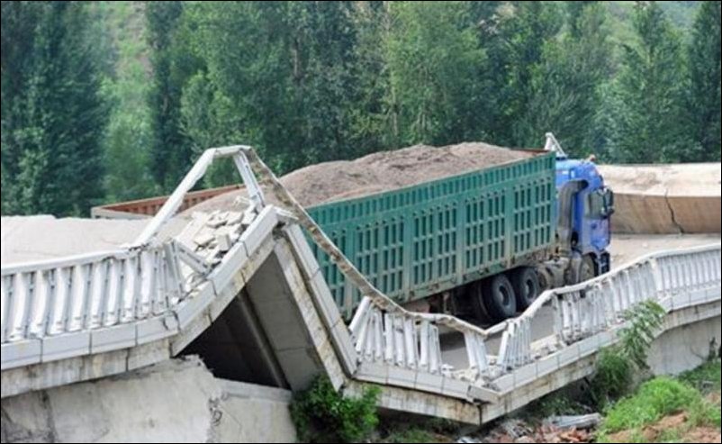 Перегруженый грузовик обрушил мост