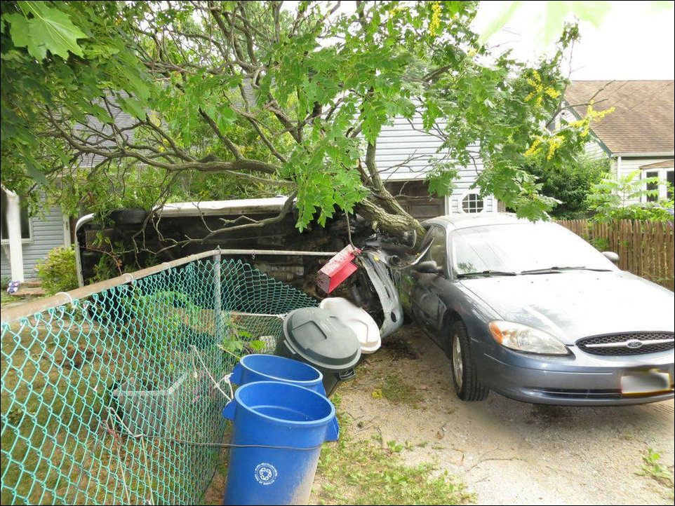 Лихач протаранил забор, сломал дерево и врезался в припаркованный автомобиль