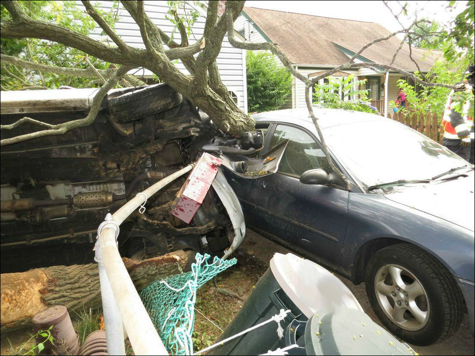 Лихач протаранил забор, сломал дерево и врезался в припаркованный автомобиль