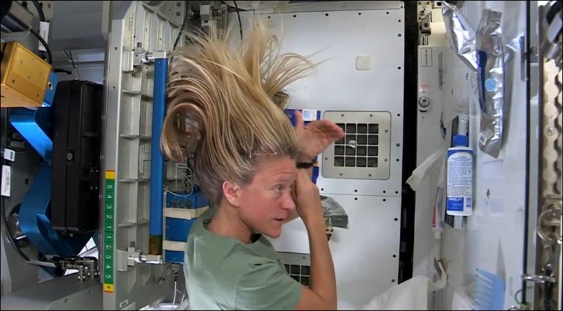 Как космонавты моют голову на МКС