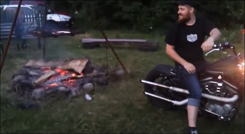 Разжечь костер при помощи мотоцикла
