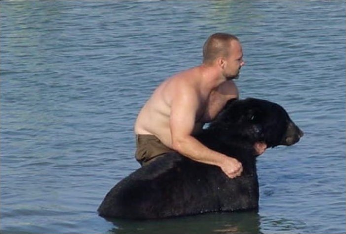 Спасение тонущего в море медведя