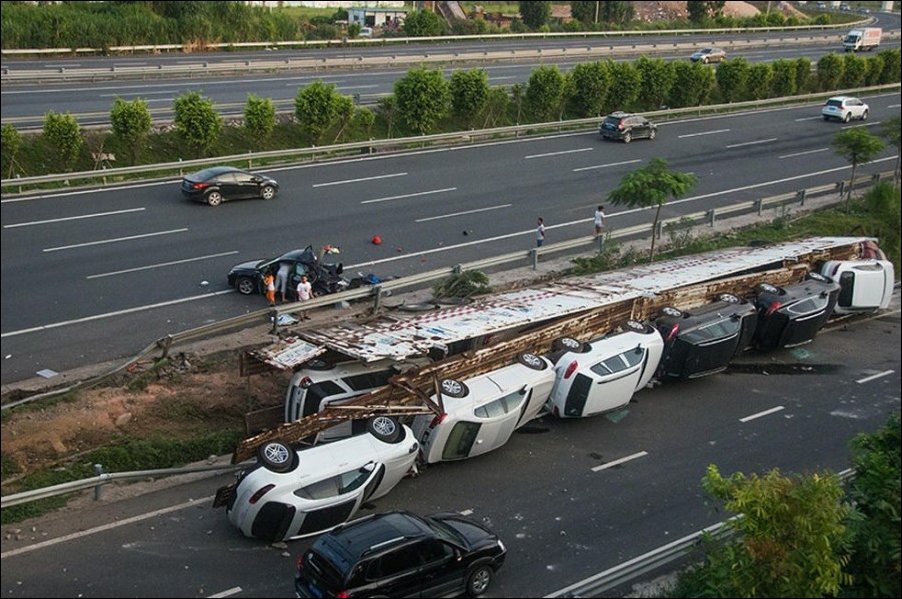 В Китае опрокинулся автовоз с новенькими автомобилями