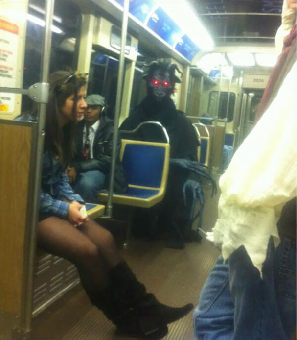 странные люди в метро