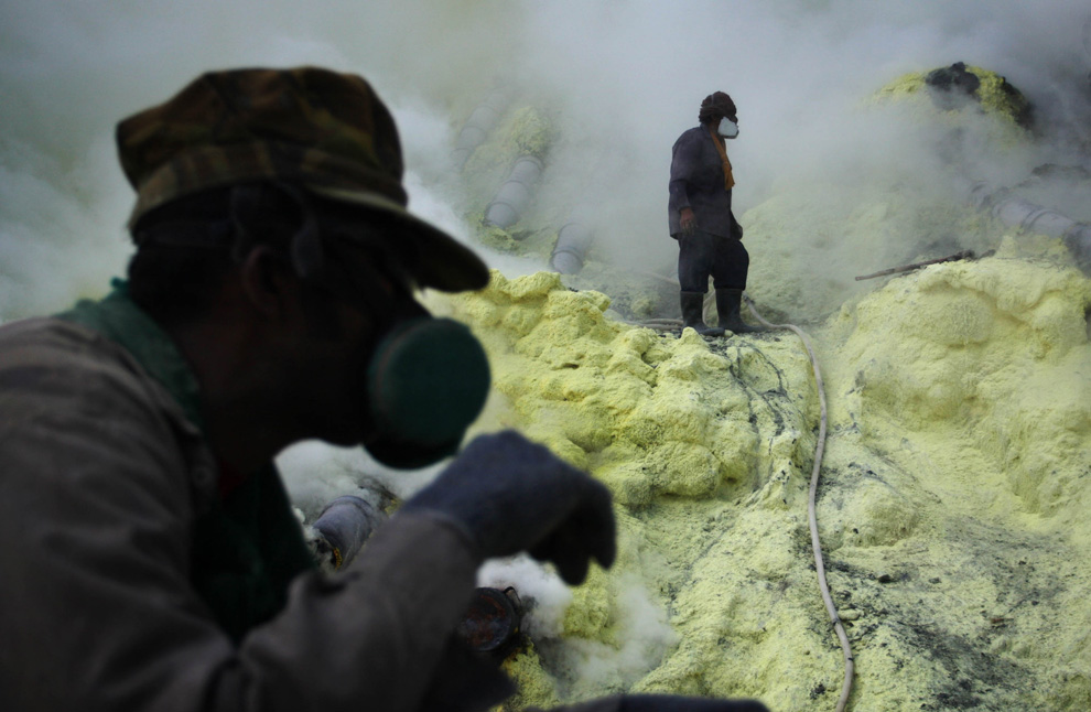 sulfur-mining-indonesia-06