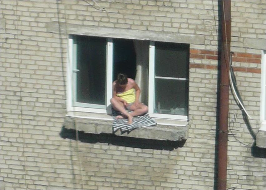 голые соседи в окне напротив