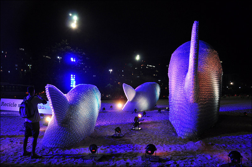 Гигантские рыбы, сделанные из пластиковых бутылок